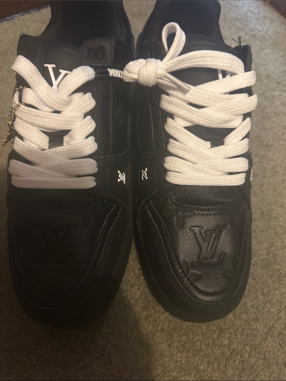 Louis Vuitton Black and White Leather Low-Top Sneakers 
Hello everyone no retur